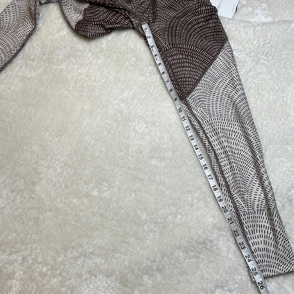 Beyond Yoga Lux Midi Leggings in Etched Fan - Picture 9 of 12